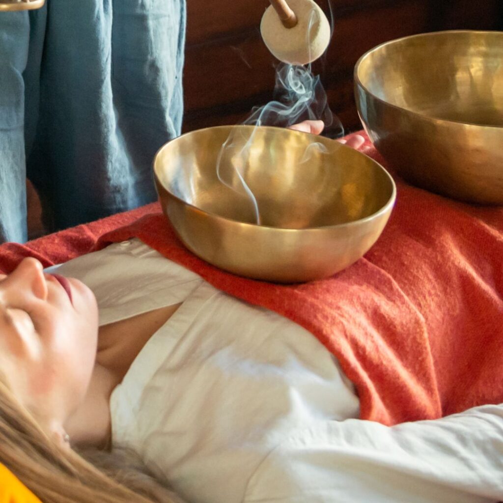Masaż misami, masaż terapeutyczny misami, masaż dźwiękiem